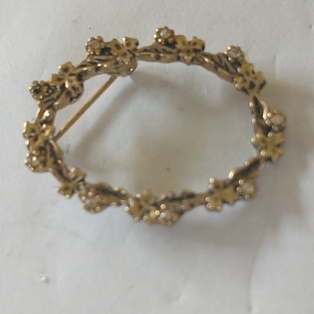 Oval brooch